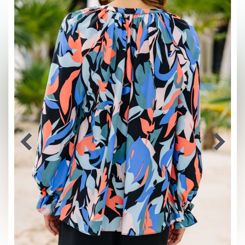 Entro Abstract Blouse in Size Medium - Picture 2 of 8